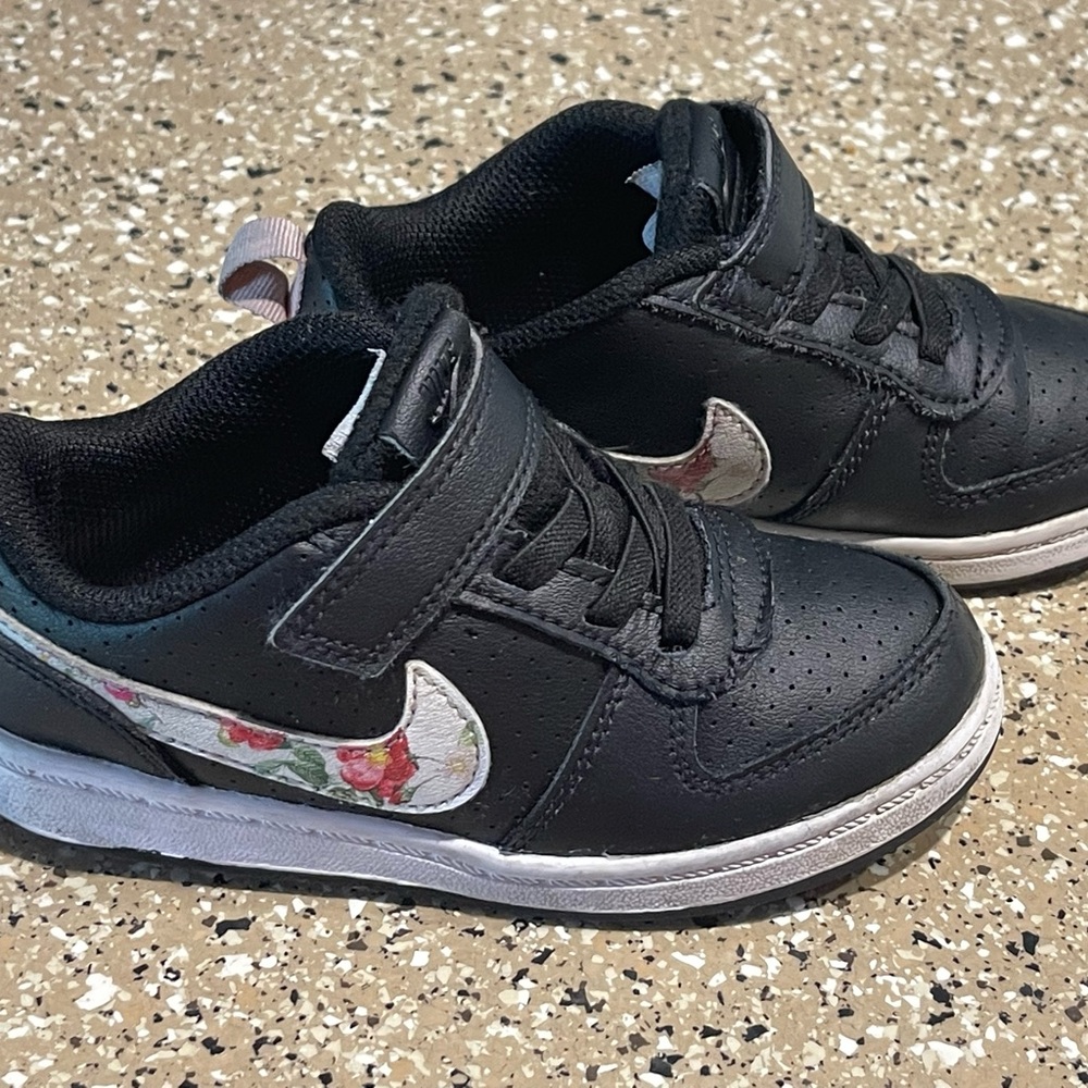 Toddler girls nikes in good condition